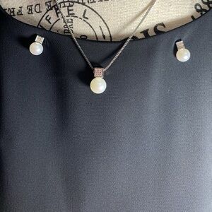 Pearl beautiful 7” long silvery two piece earrings & necklace set.